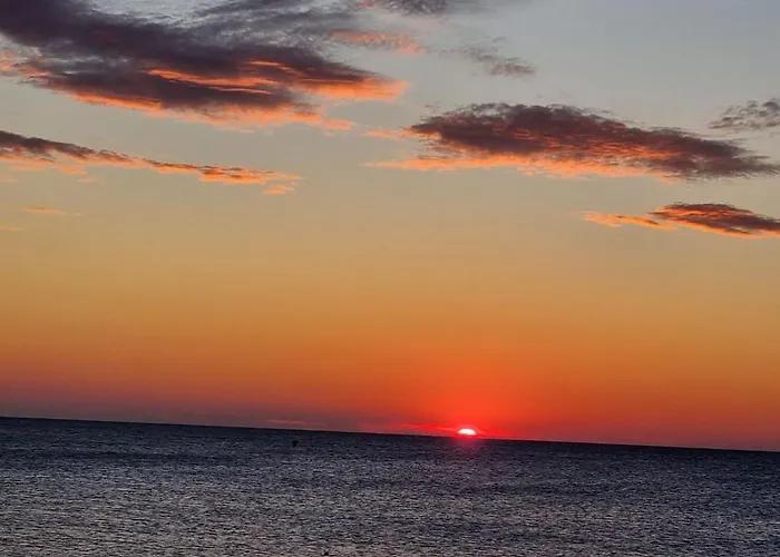 Beachfront Апартамент *