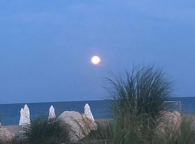 Beachfront Апартамент