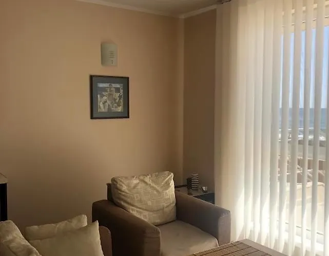 Beachfront Апартамент *